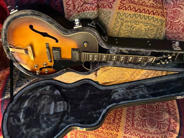Epiphone ES-175 hollow body electric guitar with hard case