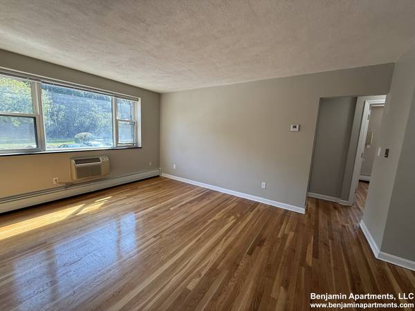 $2,875 / 2br - 1000ft2 - **NEWTON-AUBURNDALE 2BEDROOM, PARKING & STEPS TO RIVERSIDE STATION!! (Newton)63699506968067120