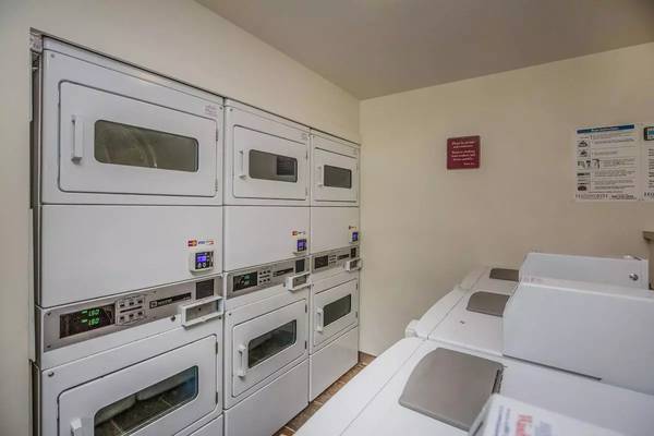 $1,400 / 1br - 470ft2 - Beautiful views from your new 1 Bed, 1 Bath! 470 Sq Ft! (Seattle)63688531821443122