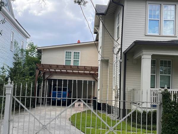 $1,000 / 1br - 750ft2 - Flat above carport Newly construction (New Orleans)63792041447171122