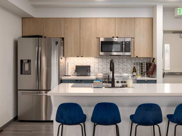 $700 / 1br - 2 MONTHS OFF- CALL+ Chef Style Kitchen, Ceiling Fans + Includes WiFi (Rose City Park Neighborhood)63776937778179121