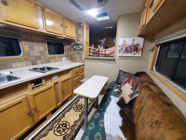 4 Horse Hart Living Quarters - $23,50063471411931777121