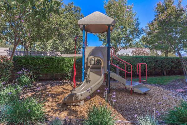 $3,815 / 3br - 1545ft2 - Large Walk-In Closets, Close to Shopping, Dining and Entertainment63952932081794121