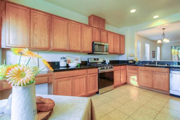 $3,450 / 3br - 1812ft2 - Two level modern home, Western Santa Rosa, 2 car garage, washer, dryer (santa rosa)64049800872194124