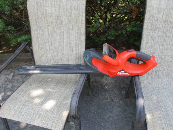 BLACK AND DECKER CORDLESS HEDGEHOG CLIPPER 1