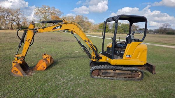 2006 CAT 302.5 Mini-Excavator - New Engine, 2 buckets 1