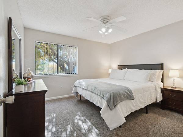 $1,245 / 2br - 920ft2 - Alquiler de primer piso para noviembre ** $99 para reservar ** (NE Cedar Rapids)63863566461955120