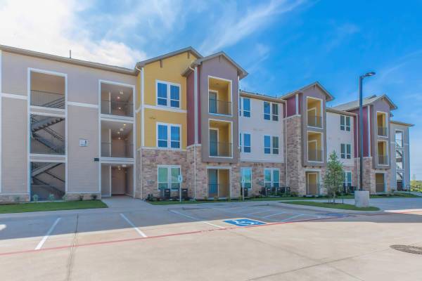 $1,899 / 4br - 1288ft2 - Grill and Chill Stations, Dog Park, Disability Access (6625 McKinney Falls Pkwy, Austin, TX)63922560312578123