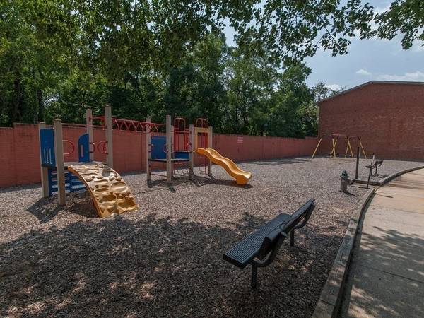 $1,520 / 1br - 1 bedroom, On-Site Management, High Speed Internet Access (2100 Parkland Square, District Heights, MD)63779239072513123