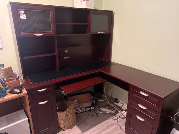 LIKE NEW L-SHAPED COMPUTER DESK FOR SALE 1