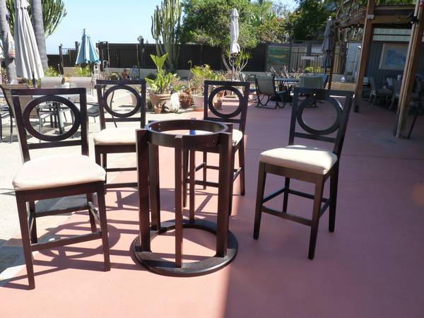 Mesa de entretenimiento con sillas de respaldo alto - $150 (Carlsbad)63471472792707122