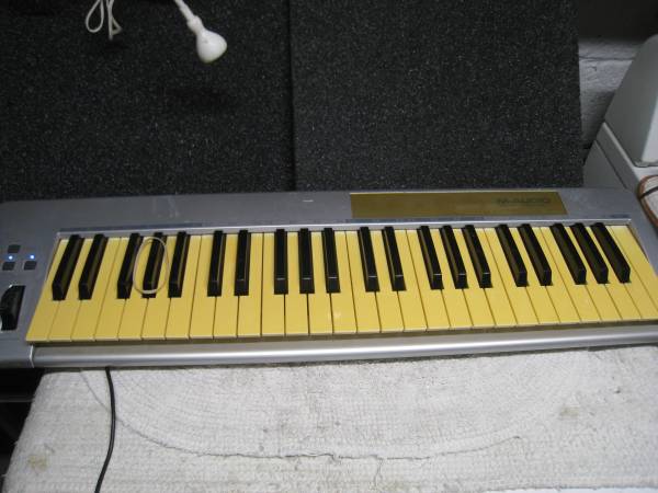 M-AUDIO 49e MIDI CONTROLLER 1