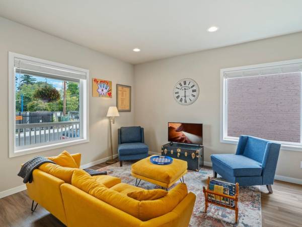 $4,150 / 3br - 1700ft2 - Fully Furnished 3-Bedroom Home with Two Kitchen's w/Utilities Included (Stadium District)