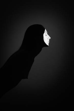 Trabajo con figuras iluminadas dramáticamente63410114608259124