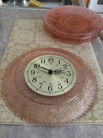 ***RELOJ ROSA DEPRESIÓN y 3 PLATOS de los años cincuenta - $75 (Milton)62926961145473123