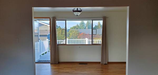 $3,950 / 3br - 2100ft2 - Live on the edge of the Bowl! Views! Near Yost Park, Downtown Edmonds (Edmonds)63910064681090123