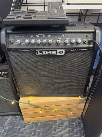 Line 6 Spider IV 30-Watt 1x12" Modeling Amp- with footswitch
 1