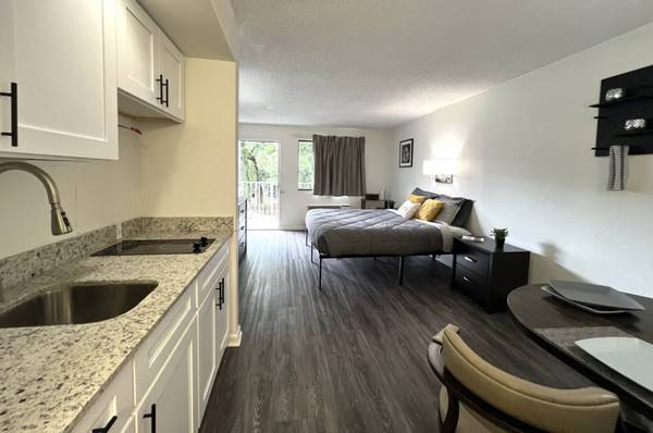 $1,150 / 300ft2 - Furnished, Ideal Marietta Location, Close to Markets and Restaurants (Marietta)63921691067906122