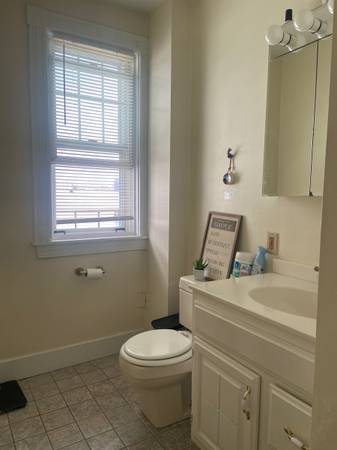 $1,100 / 3br - Un dormitorio en un apartamento de 3 habitaciones a pie de la estación Broadway/ Línea Roja63839291839873121