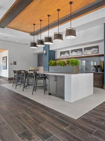 $1.635 / 1hab - 770ft2 - Wi-Fi en todas las áreas comunes, pérgola con barra alta y parrillas de gas (Colorado Springs - Powers Blvd, tiendas y restaurantes)63658161893507121