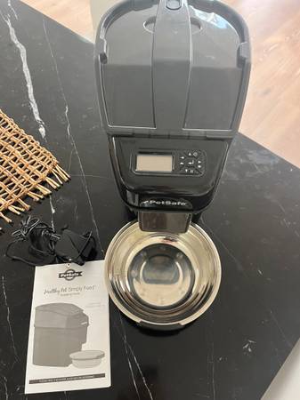 Automatic pet feeder 1