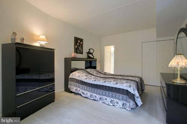 $1,350 / 1br - 806ft2 - Enjoy the fall evenings relaxing in your private courtyard! (Harrisburg)64009994077185120