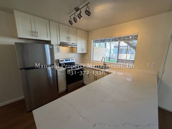 $2,325 / 2br - 950ft2 - Apartamento de dos dormitorios en planta alta ubicado en los Howard Manor Apartments (Hollister)64054767137795121