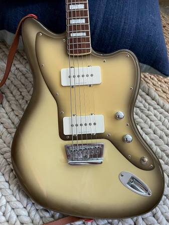 Squier Vintage Modified Baritone Jazzmaster 1