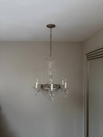 Glass chandelier with chain 1