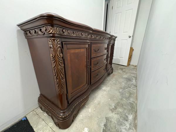 Beautiful cabinet 35Hx20Dx64w 1
