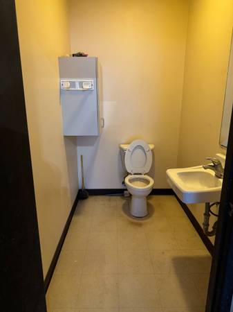 $1,200 / 1200ft2 - VERY SECURE WITH LOCKED GATE &  CAMERAS (Corpus Christi)64036536378241124