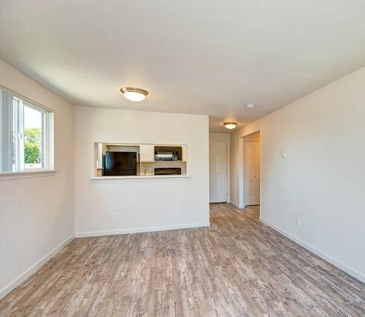 $2,109 / 2br - 754ft2 - Elevator, Washer and dryer in select apartments, Garbage disposal (Shoreline)63688514319619123
