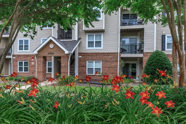 $2,301 / 2br - 1001ft2 - 2/bd 2/ba, Beautiful Landscaping, Washer and Dryer in Home (20300 River Ridge Terrace, Ashburn, VA)63856988345089120