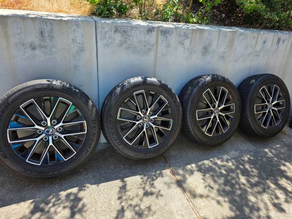 Juego de 4 llantas de 20 pulgadas de Lexus con neumáticos Dunlop - $1.500 (San Rafael)63471416358403122