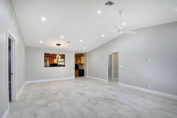$3,099 / 3br - Ready to Move in ** Renovated 3 bed 2 bath Home ~ Screened in Porch (Lake Worth - 33463*)64049455454978122