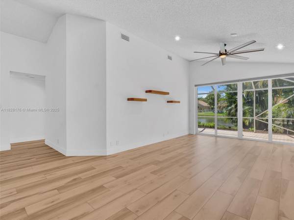 $699,900 / 3br - Lakefront 3/2 Single Family Home63825139211907122
