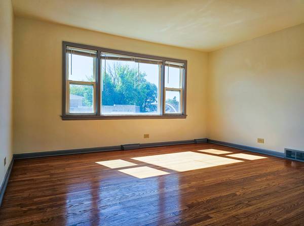 $1,300 / 2br - 800ft2 - Top floor in Belmont Craigin! Sunny, spacious, AC, hardwoods, laundry (5950 W Schubert 2W)63918532885507123
