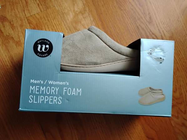 MENS slippers(NEW)in box size 9-10 1