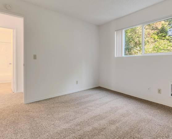 $1,400 / 2br - 12 Mins to Downtown Portland + Holly Farm Skate Park, Updated Carpet (Portland)63956785308163121