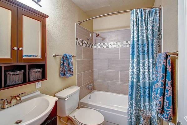 $999 / 1br - 800ft2 - Separate Dining Area, 1/bd 1/ba, Las Vegas NV (1600 E. University Ave., Las Vegas, NV)63859496450307121