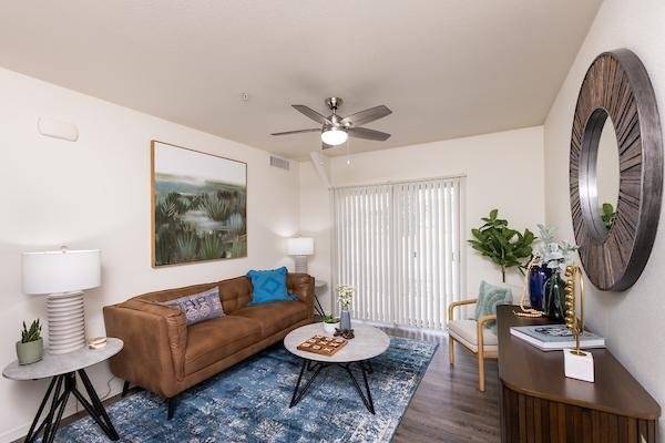 $1,275 / 1br - 730ft2 - Microondas, Lavadora y Secadora de Tamaño Completo, Techos Altos, Garajes Disponibles63670973413633124