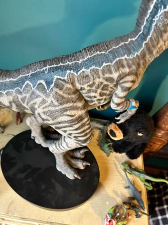 Chronicle collectable raptor statue 1
