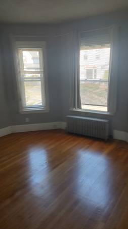 $850 / 3br - 1000ft2 - North Quincy apartment close to beach and Red Line (North Quincy)63620394552193122