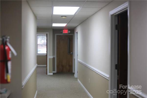 $3,062 / 1225ft2 - Ready to Go - Full Service Downtown Asheville Office (Asheville)64029210843777124