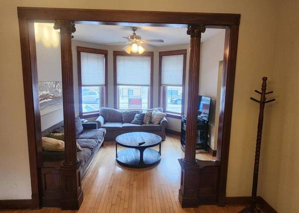 $2,075 / 2br - 1250ft2 - Charming and Spacious 2BD/2BR Unit, Utilities Included(Furnished) (Chicago)63959874836866122
