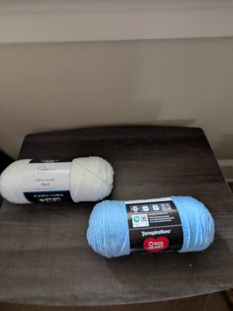 one blue one white yarn 1