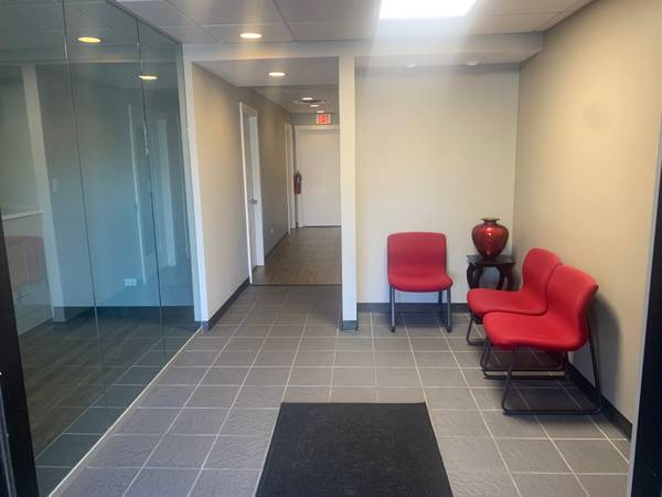 $2,200 / 1000ft2 - 1000sqft Main Level Office w Reception Area in Professional Building (Palos Hills)63898860546178122