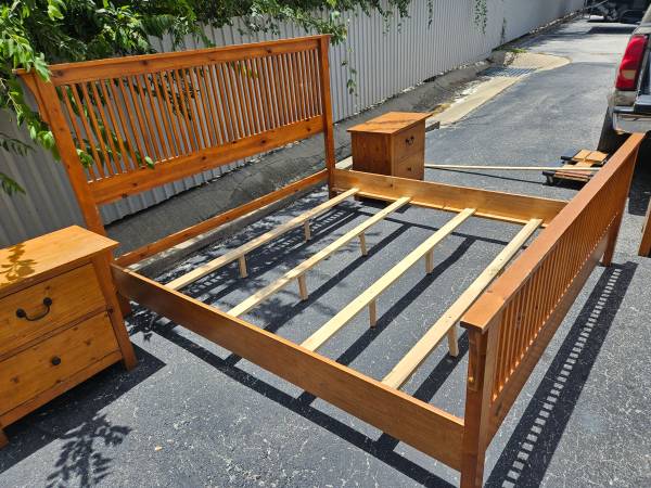 Solid wood king bed frame with double supported slats / 2 night stands 1