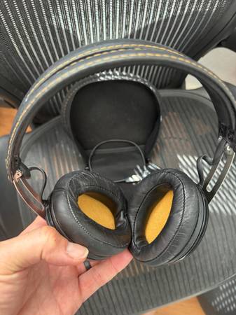 Sennheiser HD1 Wireless Headphones 1