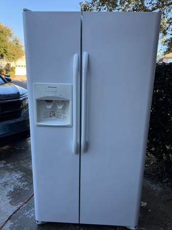 Frigidaire side by side Refrigerator/Freezer 1